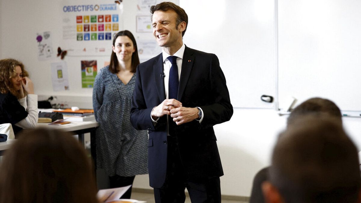 El presidente Emmanuel Macron en un aula del colegio Jean Lartaut en Jarnac, Francia 28/2/2023