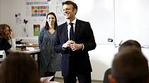 El presidente Emmanuel Macron en un aula del colegio Jean Lartaut en Jarnac, Francia 28/2/2023