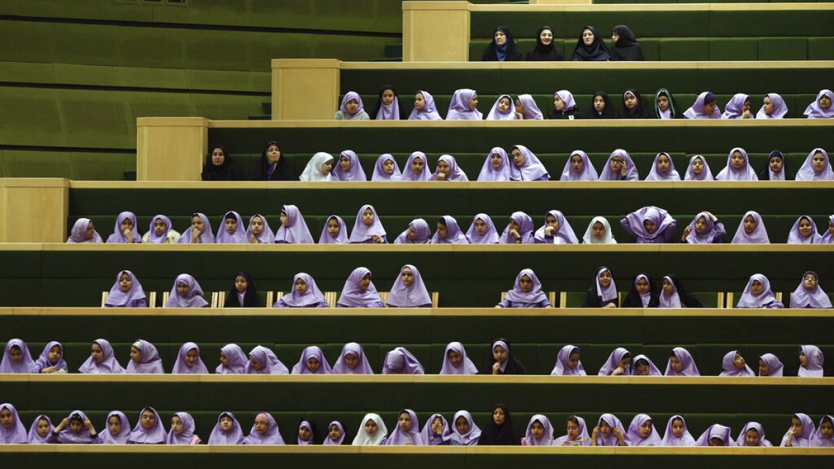 Arşiv: , İranlı kız öğrenciler Tahran'da parlamentonun açık oturumunda milletvekillerinin tartışmalarını takip ediyor. 1 Mart 2016
