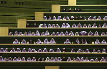 Arşiv: , İranlı kız öğrenciler Tahran'da parlamentonun açık oturumunda milletvekillerinin tartışmalarını takip ediyor. 1 Mart 2016