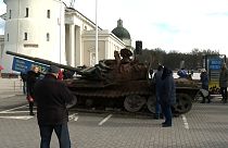 الدبابة موجودة في الساحة الرئيسية للعاصمة الليتوانية فيلنيوس