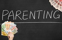 Il denaro impedisce agli under 35 nel Regno Unito di avere figli. Il confronto tra gli assegni familiari in Europa.