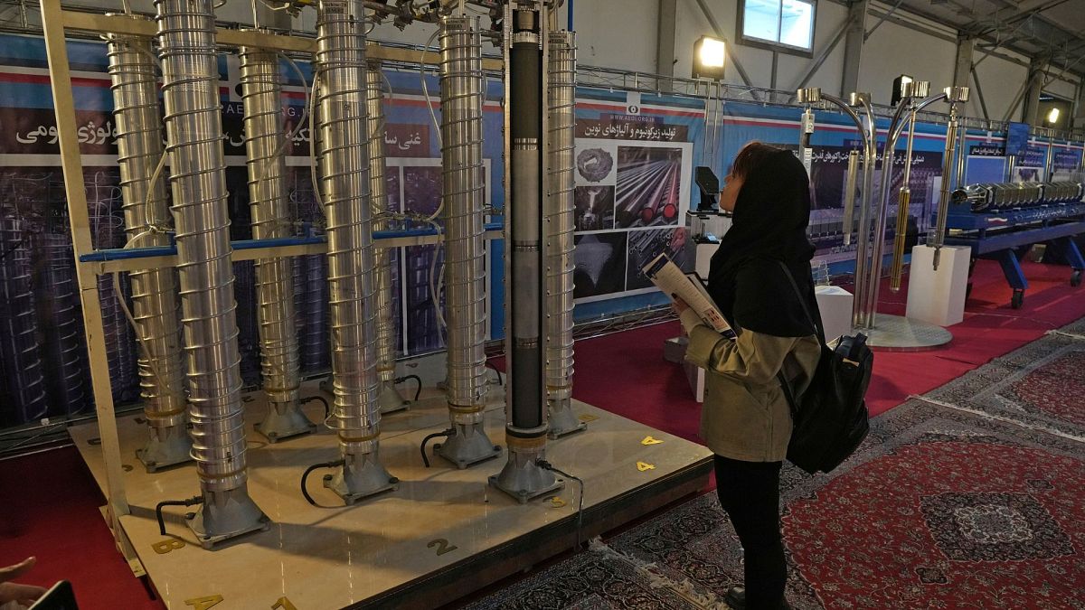 نگاه دانشجویی به سانتریفیوژهای ساخت داخل ایران در نمایشگاهی از دستاوردهای هسته‌ای این کشور، در تهران