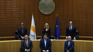 الرئيس القبرصي الجديد نيكوس كريستودوليدس، أعلى اليمين، والرئيس المنتهية ولايته نيكوس أناستاسيادس، أعلى اليسار، ورئيسة البرلمان أنيتا ديميتريو