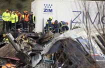 Des débris de trains gisent sur les voies ferrées alors que les pompiers interviennent après une collision, près de Larissa, en Grèce, mercredi 1er mars 2023.