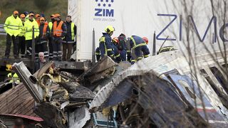 Des débris de trains gisent sur les voies ferrées alors que les pompiers interviennent après une collision, près de Larissa, en Grèce, mercredi 1er mars 2023.