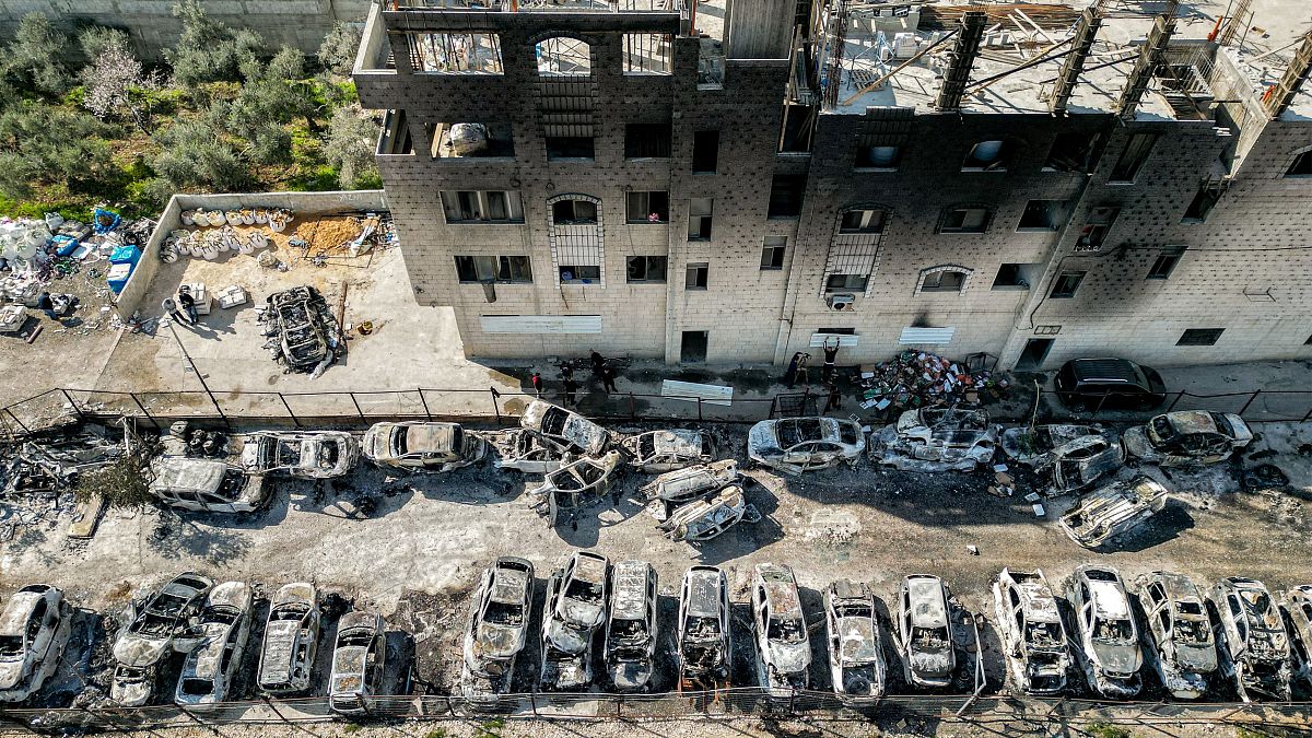 عشرات السيارات والمنازل أحرقها المستوطنون الإسرائيليون في بلدة حوارة المجاورة لنابلس 27/02/2023