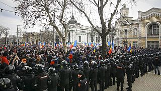 Sicherheitskräft positionierten sich vor der Menschenmenge in Chisinau