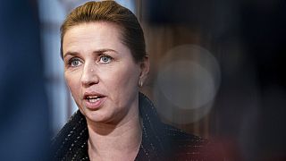 رئيسة الوزراء الدنماركية ميته فريدريكسن داخل البرلمان بعد التصويت على إلغاء يوم عطلة رسمية في الدنمارك