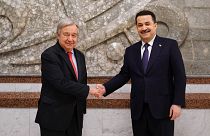  الأمين العام للأمم المتحدة أنطونيو غوتيريش إلى جانب وزير الخلرجية العراقي فؤاد حسين
