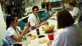 L'infirmière Anne-Catherine Charlier échange avec ses collègues lors d'une pause dîner dans le service de soins intensifs pour les patients à l'hôpital public de Liège.