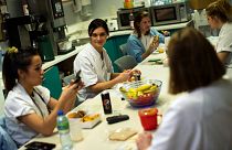 L'infirmière Anne-Catherine Charlier échange avec ses collègues lors d'une pause dîner dans le service de soins intensifs pour les patients à l'hôpital public de Liège.
