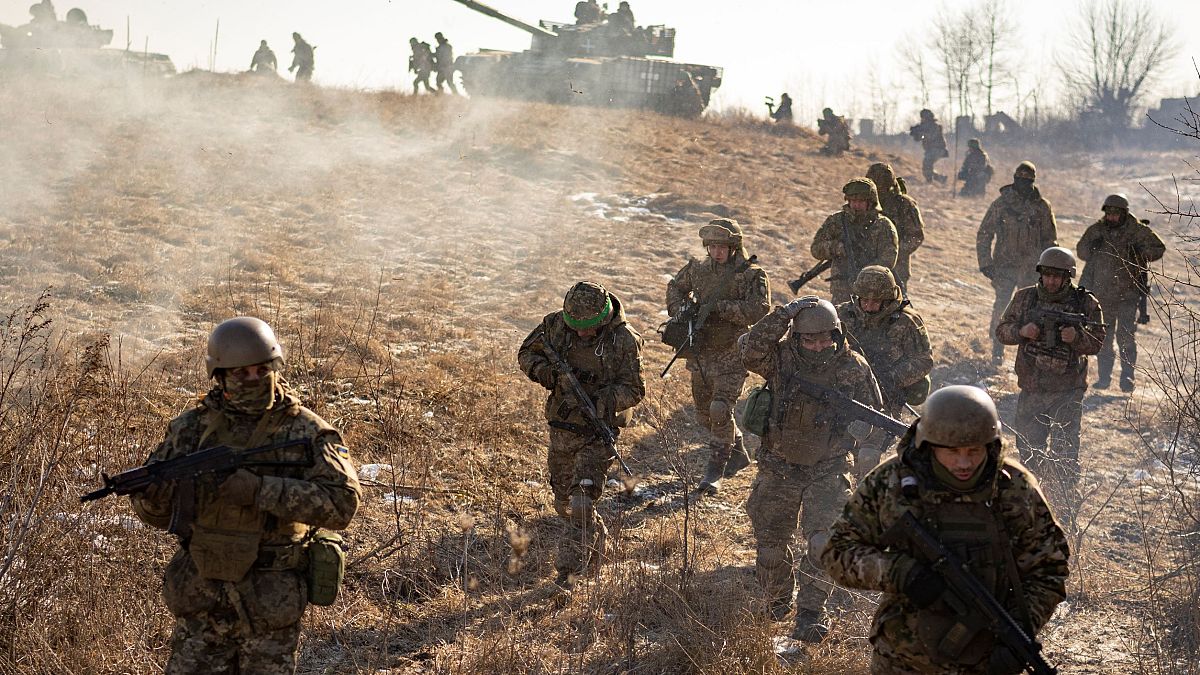 جنود أوركانيون على خط الجبهة الأمامي في خاركيف في أوكرانيا