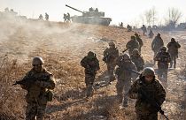 جنود أوركانيون على خط الجبهة الأمامي في خاركيف في أوكرانيا