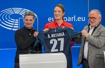 Les deux co-capitaines de l'équipe européenne de rugby remettent un maillot à la présidente du Parlement européen
