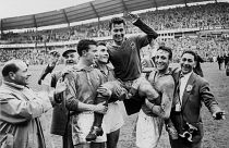 المهاجم الفرنسي جوست فونتين مرفوعا على أكتاف زملائه بعد تسجيل 4 أهداف ضد ألمانيا في 28 يونيو/حزيران 1958 في غوتنبرغ. 