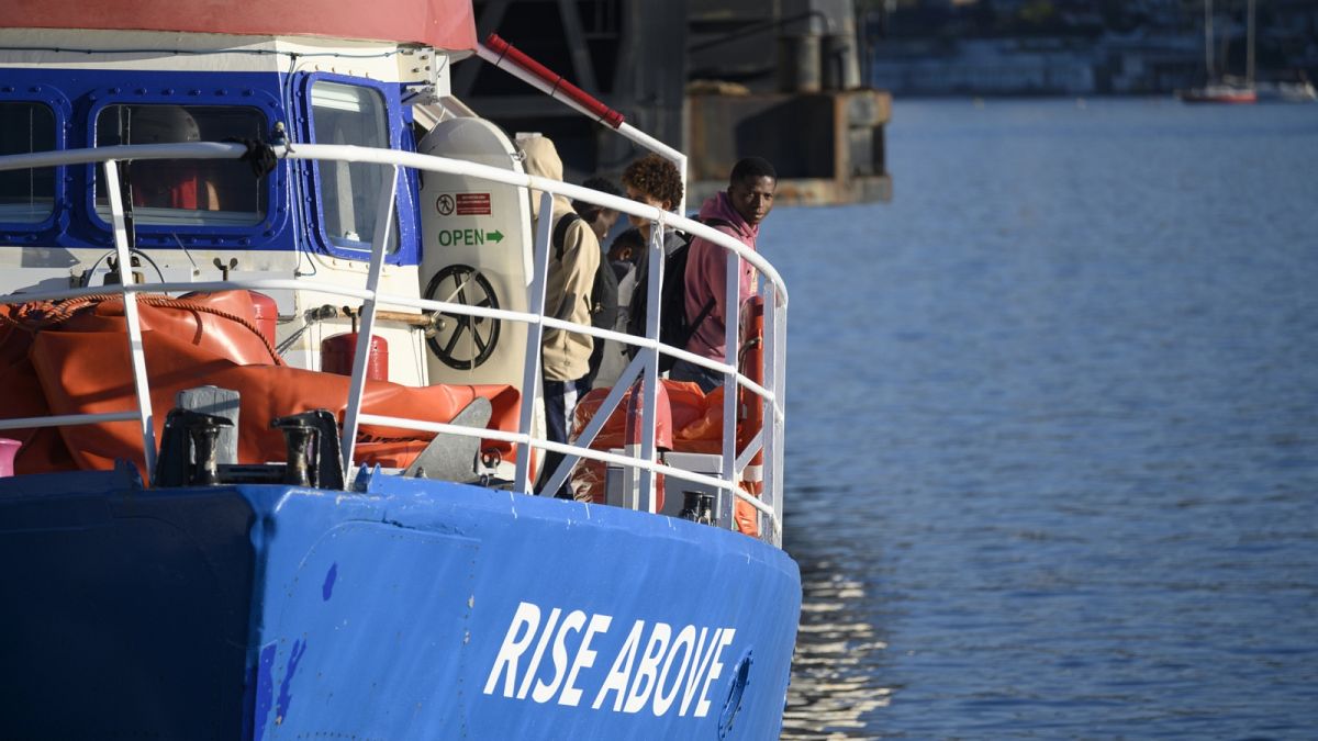 Afrikai migránsok a német Rise Above mentőhajón egy dél-olaszországi kikötőben