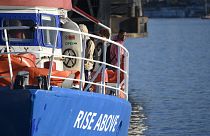 Afrikai migránsok a német Rise Above mentőhajón egy dél-olaszországi kikötőben