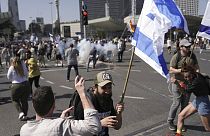 İsrail'de sivil itaatsizlik protestoları: Polis, göstericilere şok bombası attı