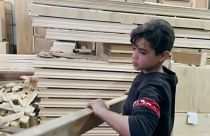 الطفل العراقي حيدر، 13 عاما، ترك الدراسة ويعمل في ورشة للنجارة في بغداد