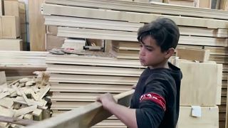 الطفل العراقي حيدر، 13 عاما، ترك الدراسة ويعمل في ورشة للنجارة في بغداد