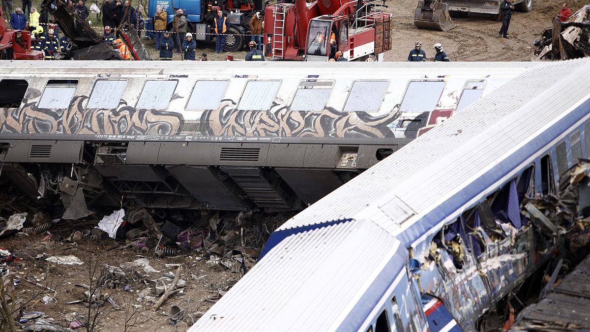حادث تصادم قطارين وسط اليونان