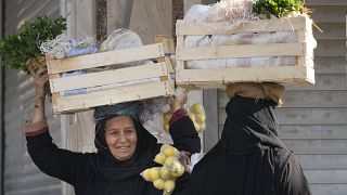 سيدتان مصريتان تبعان الخضار في أحد شوارع القاهرة