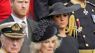 ملك بريطانيا تشارلز الثالث ، من أسفل اليسار ، كاميلا ، ملكة الملكة ، الأمير هاري وميغان. 2023/09/19