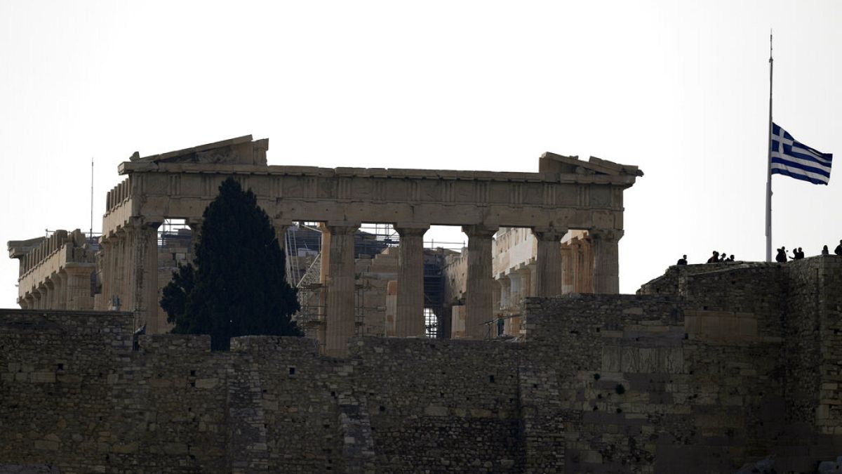 Μεσίστια η ελληνική σημαία στον ιερό βράχο της Ακρόπολης