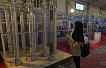 Un étudiant regarde les centrifugeuses fabriquées par l'Iran dans une exposition sur les réalisations nucléaires du pays, à Téhéran, en Iran