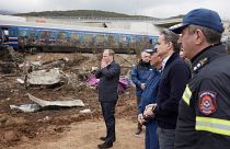 Kosztasz Karamanlisz görög közlekedési miniszter és Kiriakosz Micotakisz miniszterelnök a vonatbaleset helyszínén