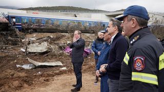 Kosztasz Karamanlisz görög közlekedési miniszter és Kiriakosz Micotakisz miniszterelnök a vonatbaleset helyszínén