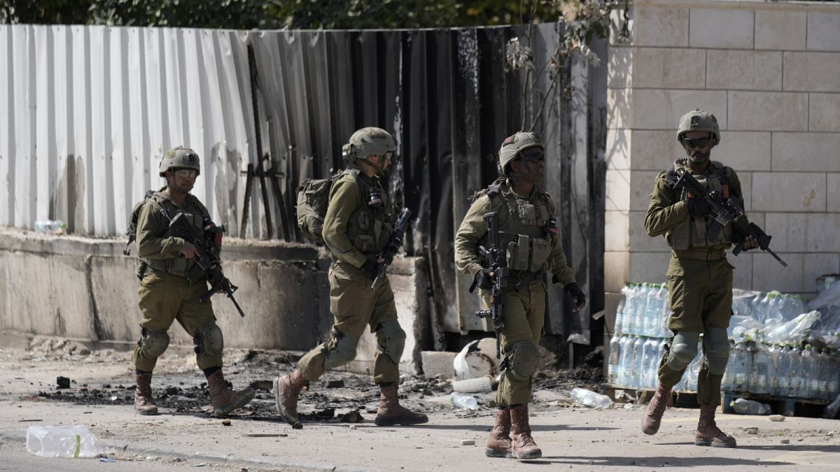 Izraeli katonák járőröznek Hawara palesztin faluban a gyújtogatások után