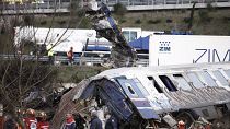Rescatistas de pie cerca de los escombros de los trenes, cerca de la ciudad de Larissa, Grecia, miércoles, 1 de marzo de 2023.