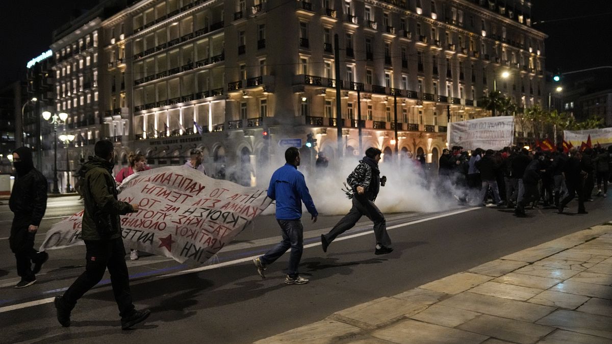Confrontos entre manifestantes e polícia nas ruas de Atenas, Grécia