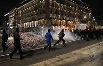 Manifestantes intentan frente al Parlamento griego, en Atenas, el miércoles 1 de marzo de 2023.