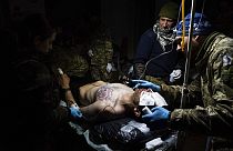 Ukrainische Sanitäter behandeln einen verwundeten Kameraden in einem Feldlazarett in der Nähe von Bachmut, 1. März 2023.