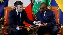 Le président français Emmanuel Macron (à gauche) avec le président gabonais Ali Bongo (à droite), à Libreville, au Gabon, mercredi 1er mars 2023.