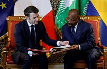 Il presidente francese, a sinistra, con l'omologo del Gabon Ali Bongo Ondimba
