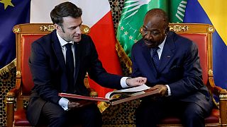 Le président français Emmanuel Macron (à gauche) avec le président gabonais Ali Bongo (à droite), à Libreville, au Gabon, mercredi 1er mars 2023.