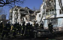 Bomberos del Servicio Estatal de Emergencias de Ucrania inspeccionan viviendas tras el impacto de un misil ruso en Zaporiyia, Ucrania, el 2 de marzo de 2023.