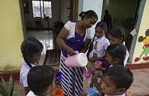 Sri lankai általános iskolások ingyen tejet kapnak az iskolában - sok gyerek se reggelit, se ebédet nem kapna, ha az iskolában nem adnának