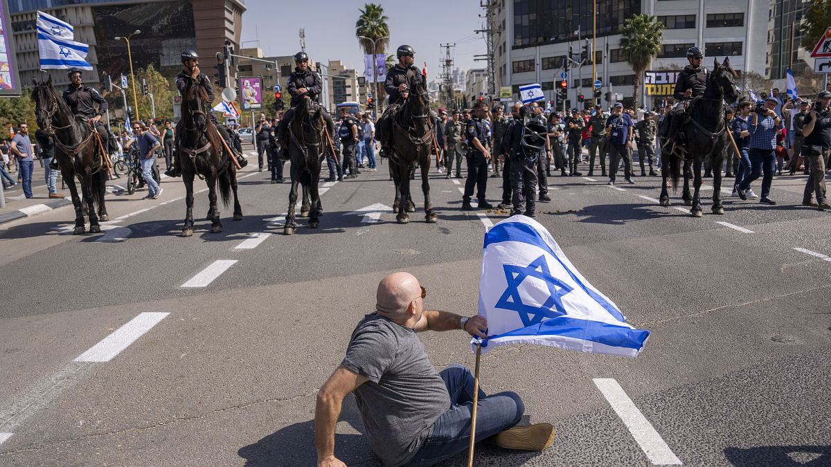 متظاهرون ورجال شرطة إسرائيليون في تل أبيب أثناء مظاهرة ضد الإصلاح القضائي 