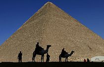 Giza'daki Büyük Piramit dünyanın yedi harikasından biri