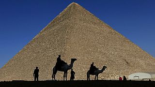 Giza'daki Büyük Piramit dünyanın yedi harikasından biri
