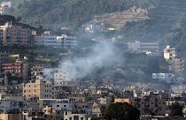 دخان يتصاعد خلال اشتباكات بين فلسطينيين في مخيم عين الحلوة في لبنان ، بالقرب من مدينة صيدا الساحلية الجنوبية. 2017/04/08