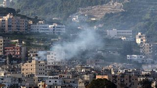 دخان يتصاعد خلال اشتباكات بين فلسطينيين في مخيم عين الحلوة في لبنان ، بالقرب من مدينة صيدا الساحلية الجنوبية. 2017/04/08