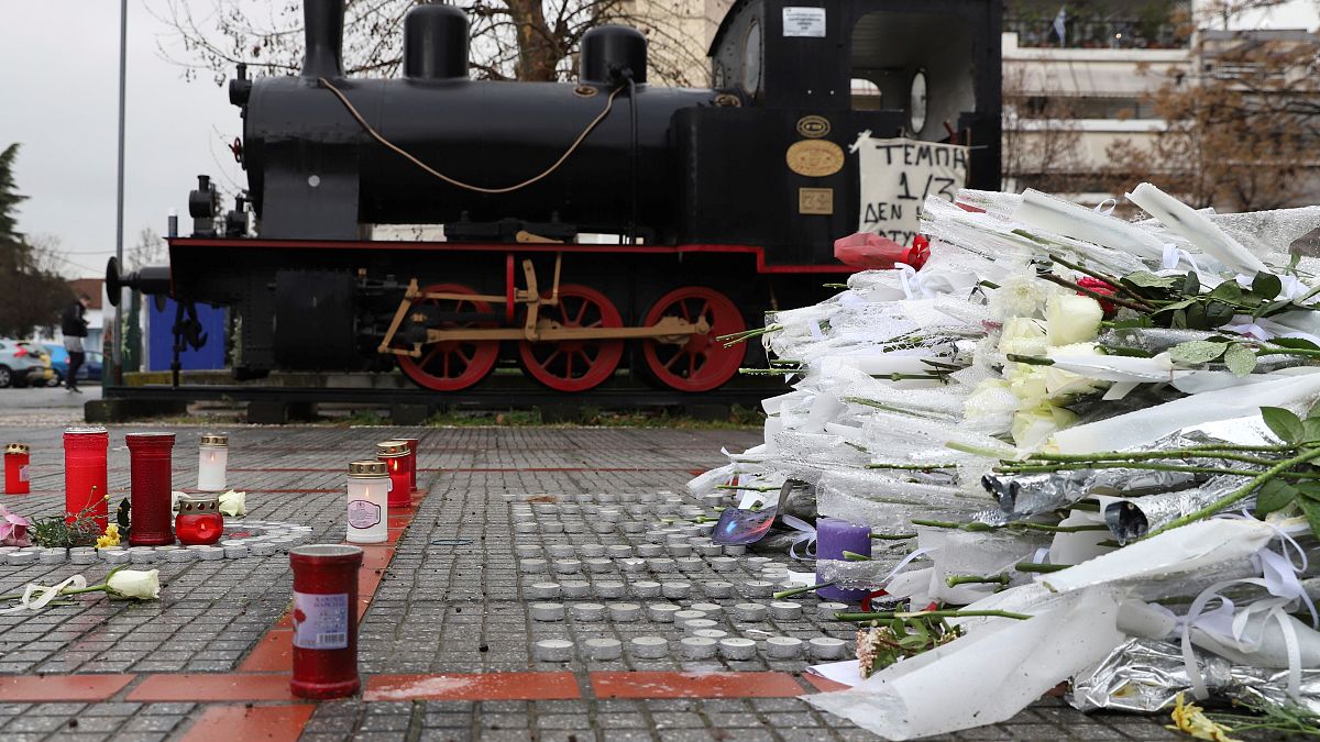 Virágok és mécsesek Larisszában a vonatbaleset másnapján