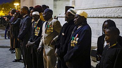 France : Macron reçoit 9 anciens tirailleurs rentrant au Sénégal