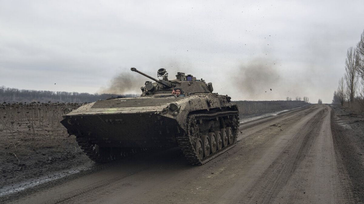 Ein ukrainischer Soldat fährt einen Schützenpanzer in Richtung der Frontstellungen bei Bachmut